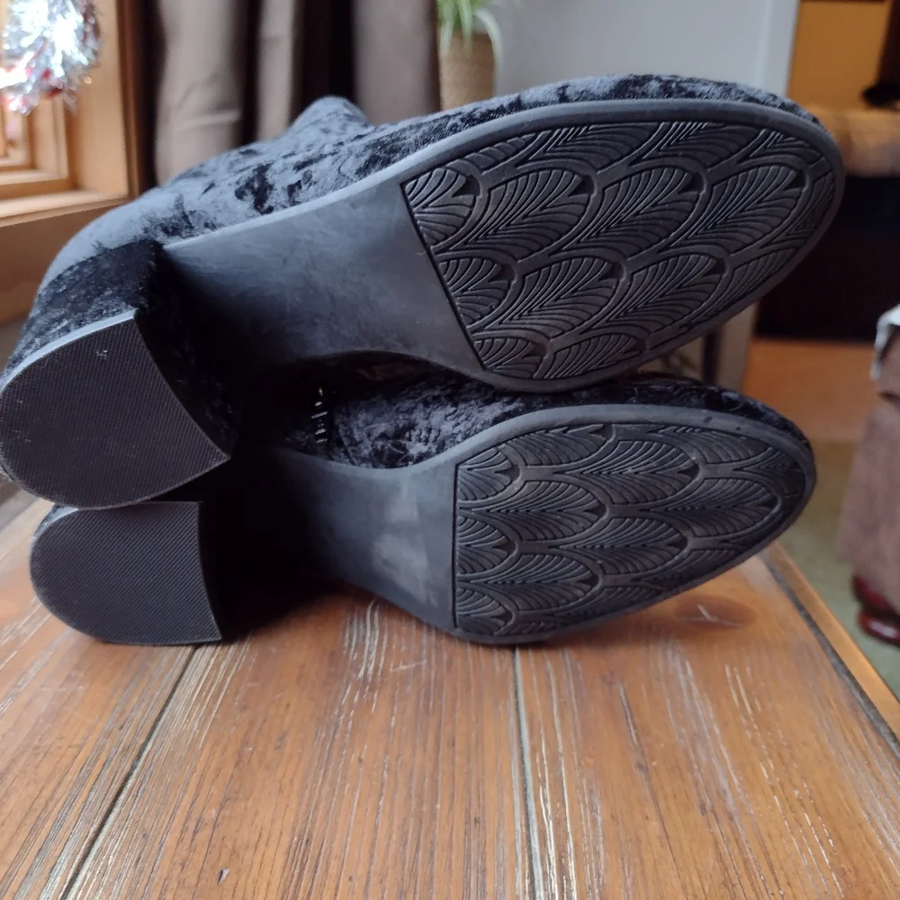 Beautiful! Velvet w/Embroidered Paisley Pattern Ankle Boot Size 8 Med NWOT - Picture 11 of 14